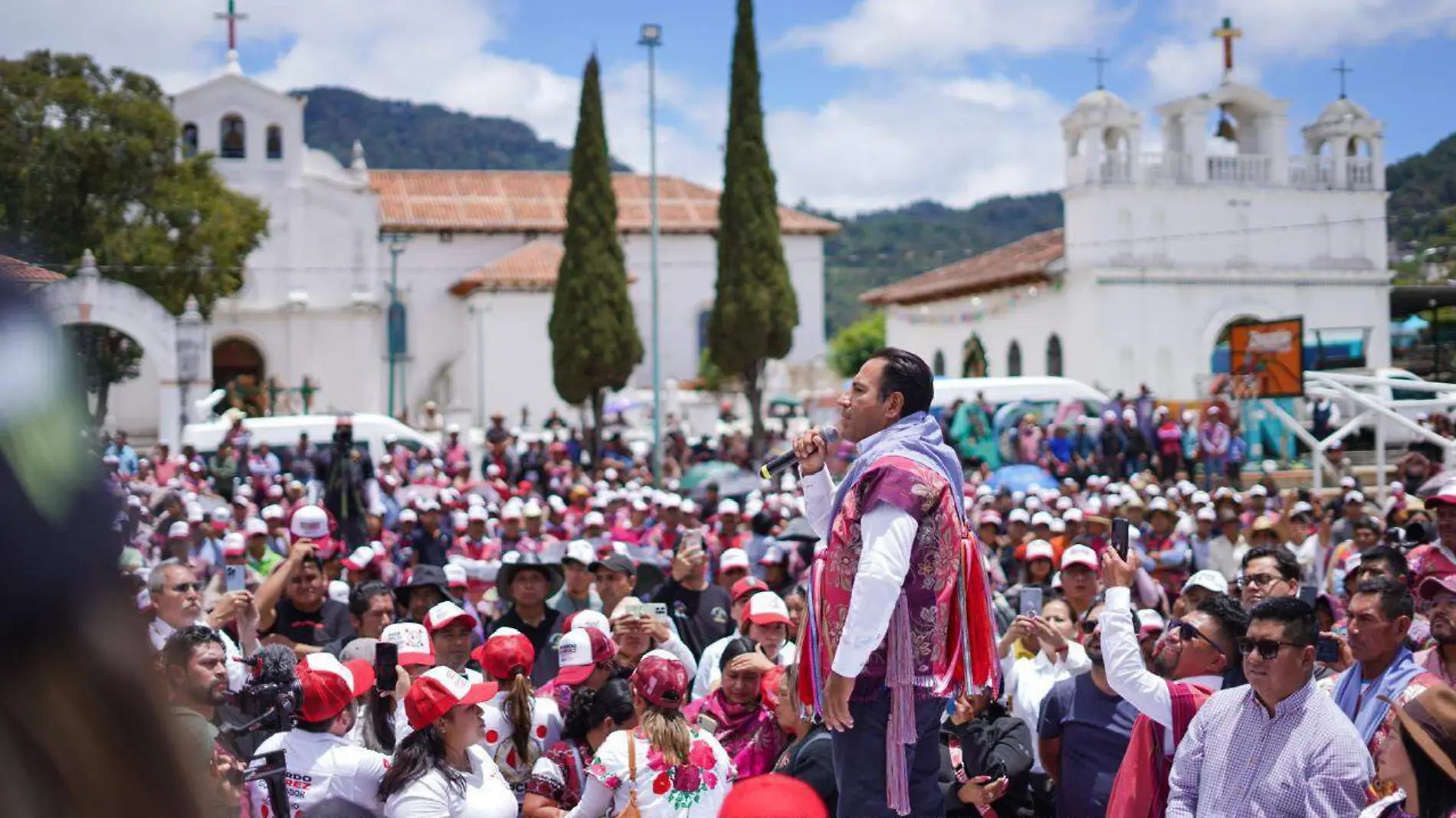 eduardo ramirez en mitin